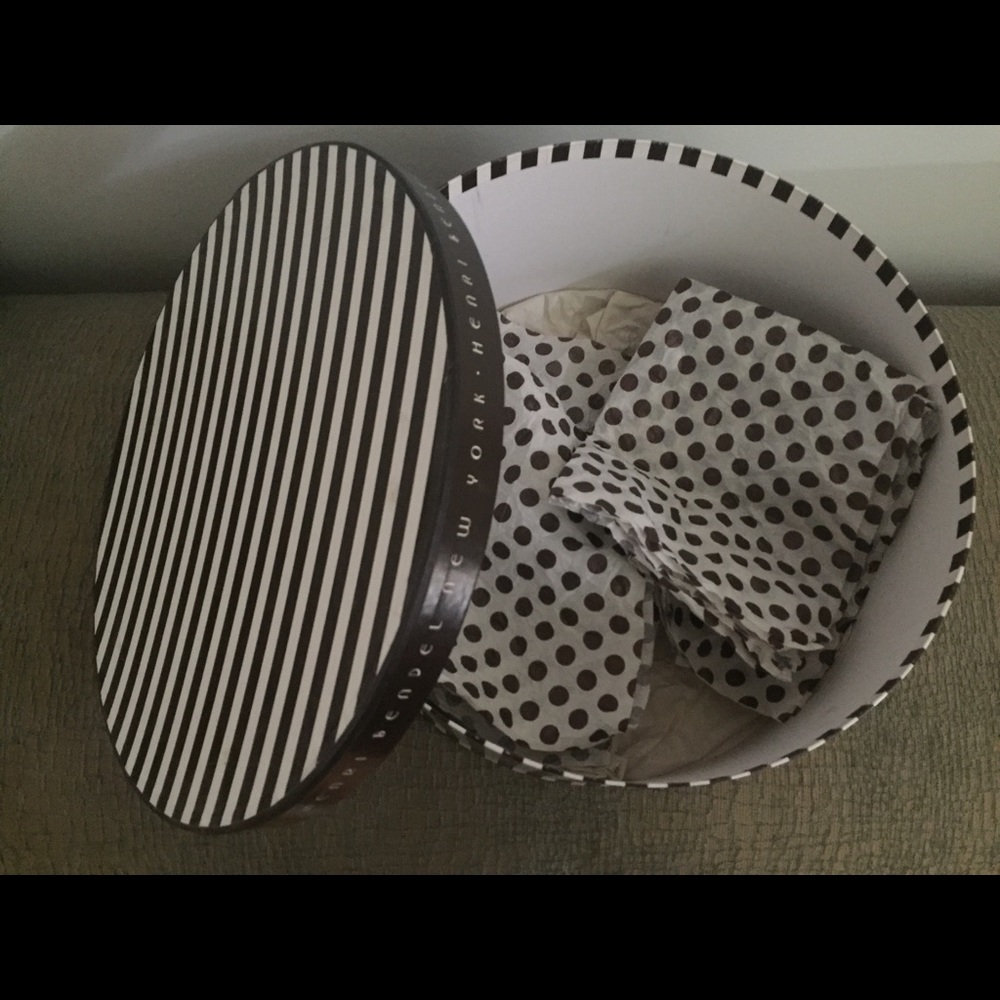 HENRI BENDEL - (2) HB HATBOXES + GIFT - Picture 2 of 8